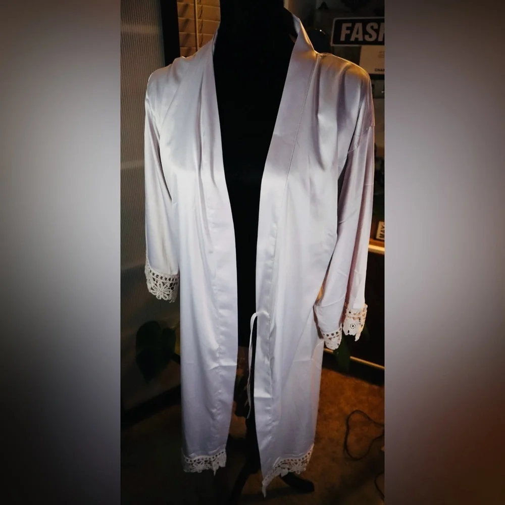 Beautiful Pale Lavender Grey Robe - Picture 2 of 7